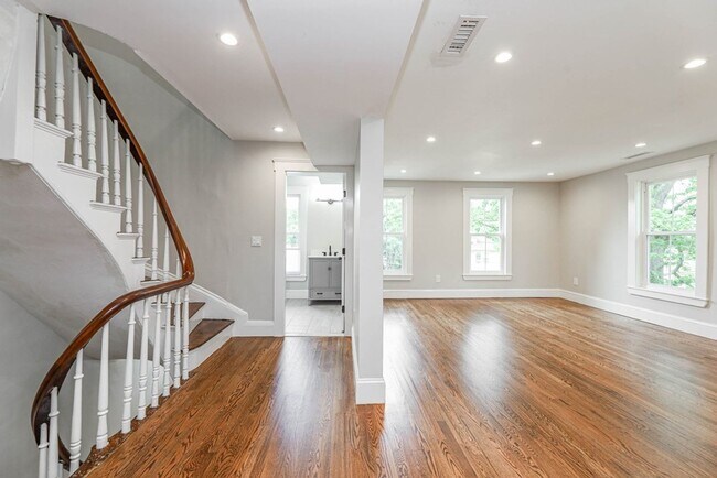 Building Photo - Modern 4bed 3 Bath with 3 parking