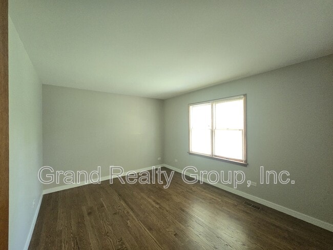 Building Photo - 1565 Old Barn Cir