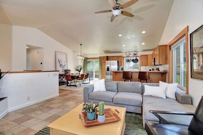 Building Photo - Spacious Home on Elevated Lot in Bellevue'...