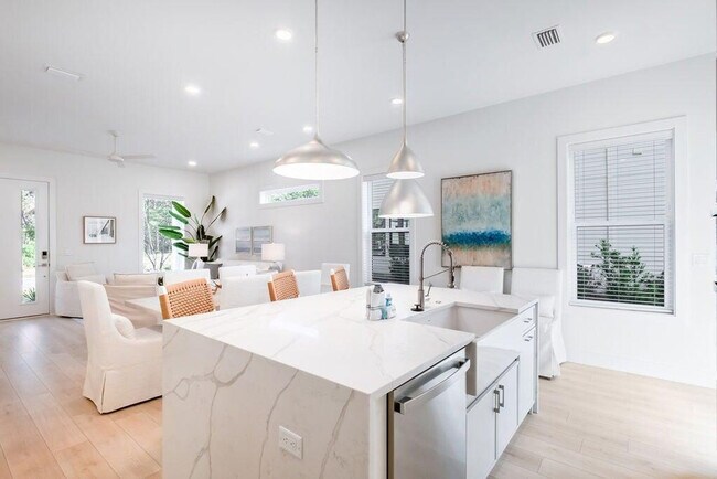 Building Photo - 31 Sarah St