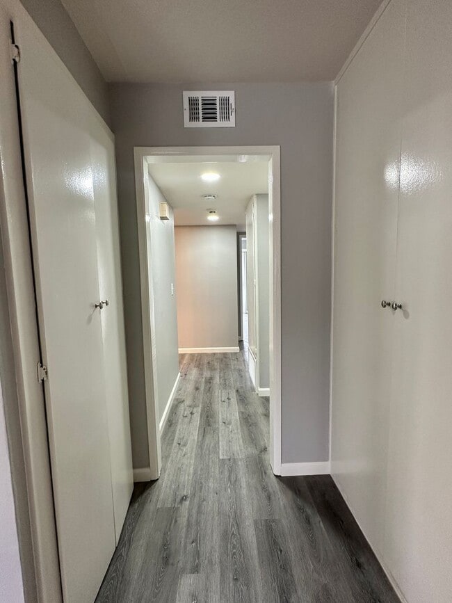 Building Photo - Beautiful 3 Bedroom 2 Bath Condo in Point Loma w/Three Private Patios