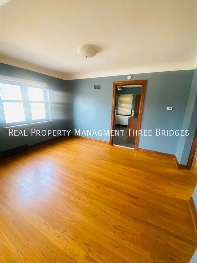 Building Photo - 3636 Eminence Blvd