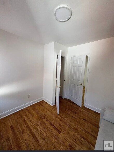 Building Photo - 32 STREET