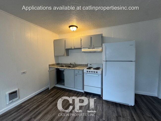 Building Photo - 1102 1/2 N. 2nd- Kelso, WA