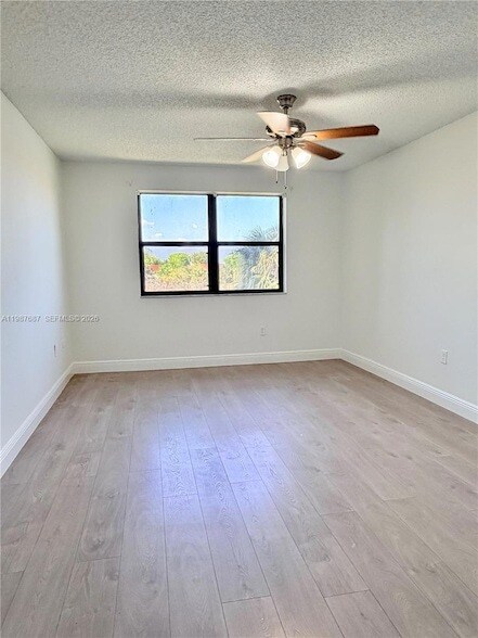 Building Photo - 281 W Park Dr