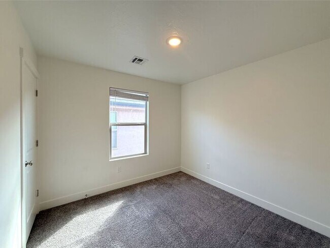 Building Photo - 4 bed, 2.5 bath home w/2 car garage