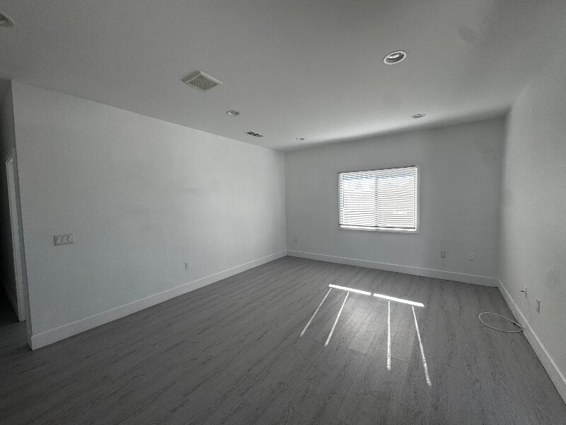 Building Photo - 3291 Del Rey Dr