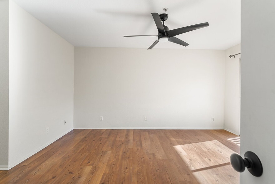 Building Photo - 155 N Cross Creek Rd