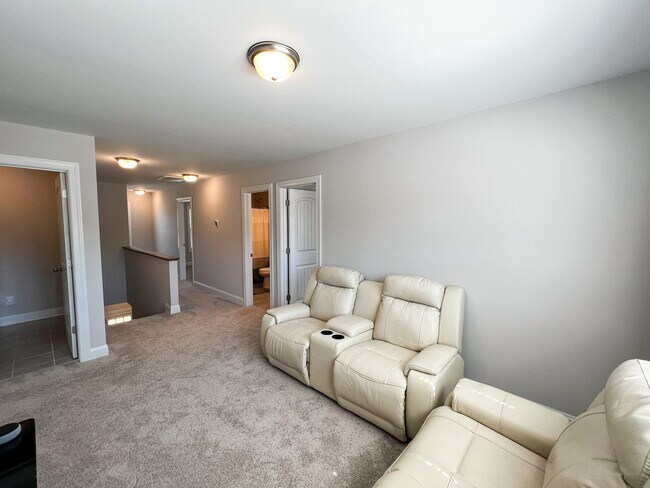 Building Photo - 172 Finch Ln