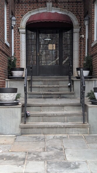 Building Photo - 7411 Boulevard East