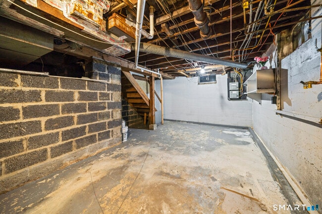 Building Photo - 8 New Hampshire Dr