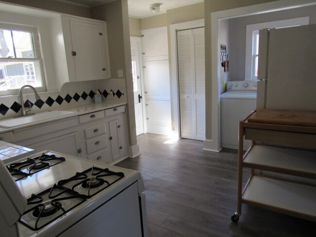 Building Photo - 206 E Columbia St