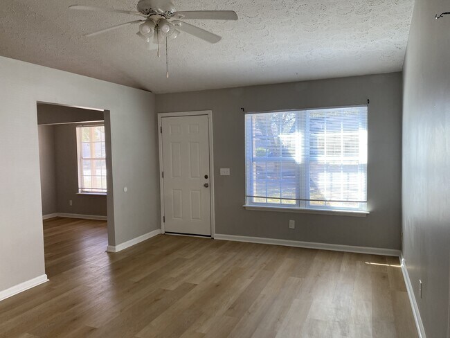 Building Photo - 136 Quail Hollow Dr