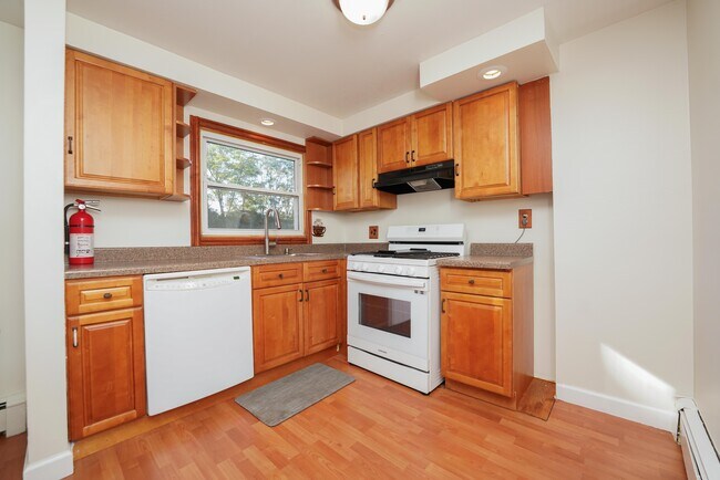 Building Photo - 142 Maple Ave