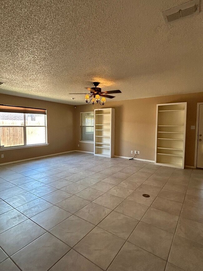 Building Photo - Beautiful Home in Plantation Oaks