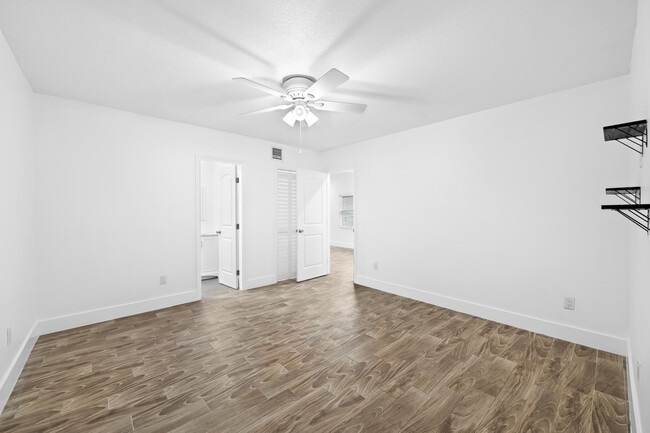 Building Photo - 35 SE 12th St