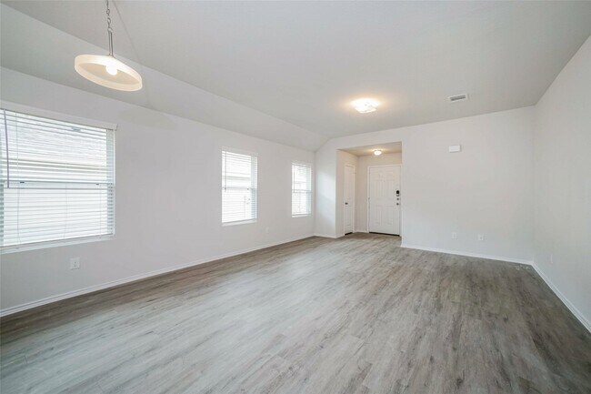 Building Photo - 310 Blue Crane St