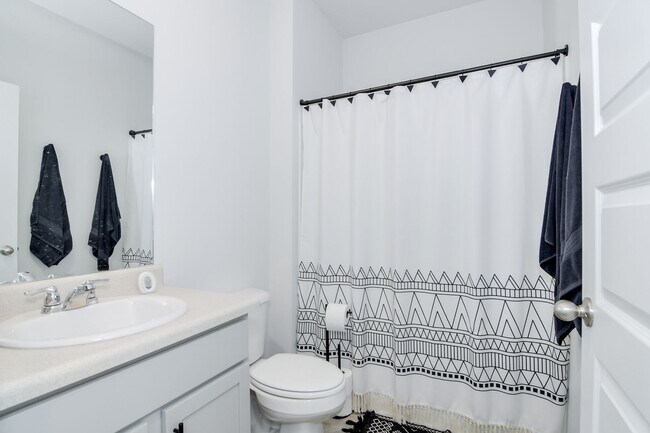 Building Photo - Beautiful 5 Bedroom 3 Bath