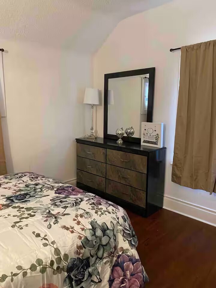 Building Photo - 711 Seymour Ave