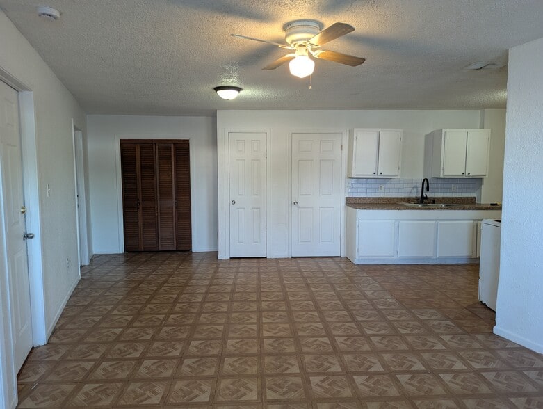 Building Photo - 201 W 1st St