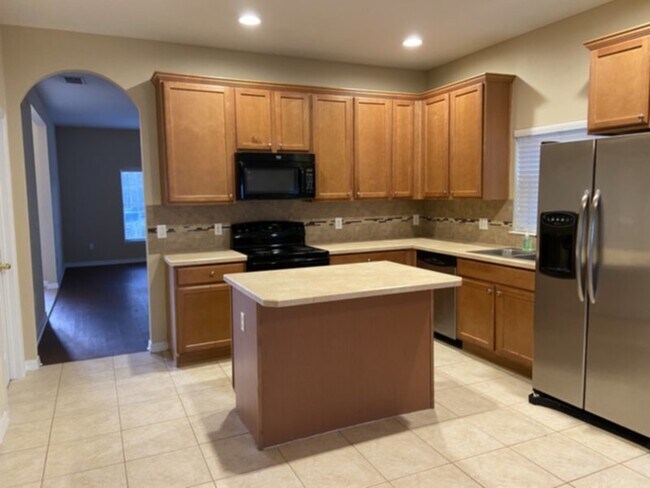 Building Photo - Spacious 4/2 in a Great Community!