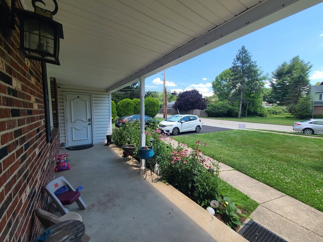 Building Photo - 2105 Hemlock Rd