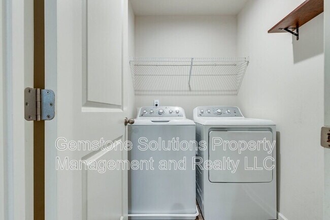 Building Photo - 2057 Westchester Dr