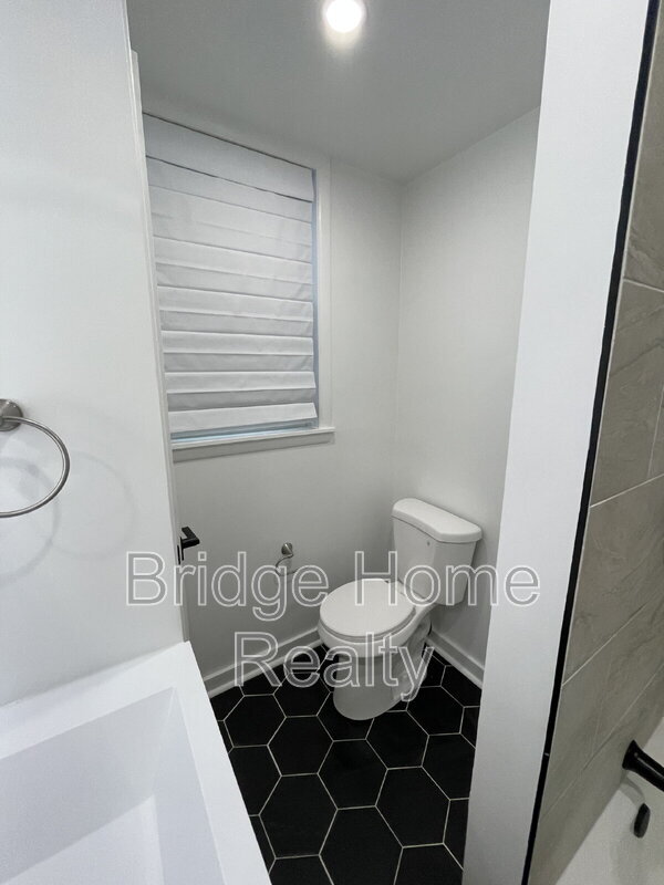 Building Photo - 107 Shoup St
