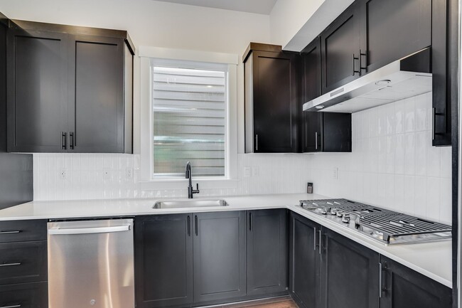 Building Photo - Beautiful New Build 4 Bed, 3 Bath Rental H...