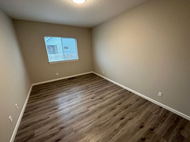 Building Photo - 553