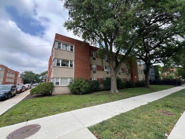 Building Photo - 2400 W Balmoral Ave