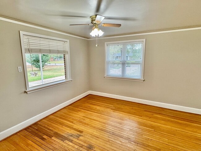 Building Photo - Charming 3 Bedroom / 1 Bath Home with Orig...
