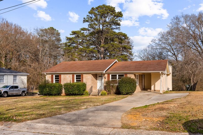 Building Photo - Beautifully Renovated 4 Bedroom 2 Bath Hom...