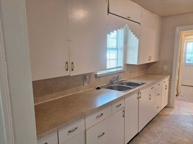 Building Photo - 2730 Carson St