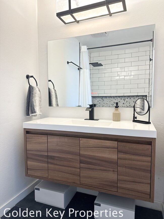 Building Photo - Remodeled townhome located in the Cape at ...
