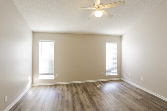 Building Photo - 2571 Hunters Pointe Dr