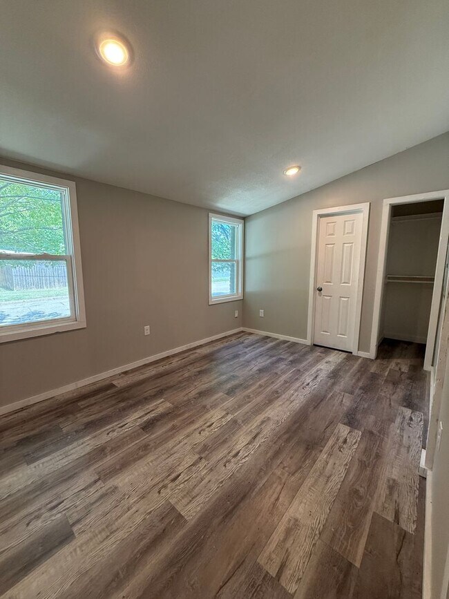 Building Photo - 1704 Santa Fe S