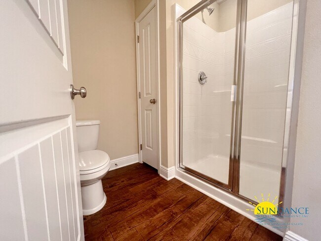 Building Photo - Reserve Pointe Townhome with Community Pool!