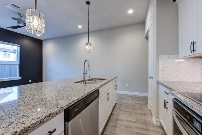 Building Photo - 11010 Cres Light Way