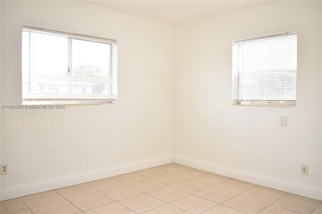 Building Photo - 633 NW 6th Ct