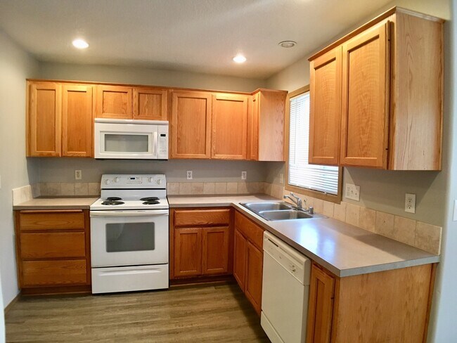 Building Photo - Finic5