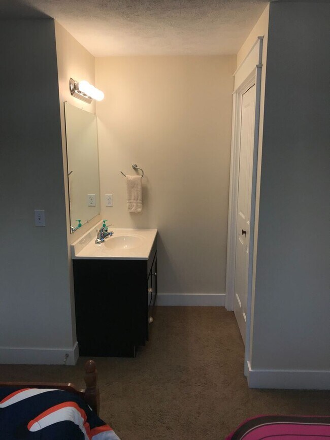 Building Photo - 4 Bedroom, 2 Bath Home near Uptown GR! Ava...
