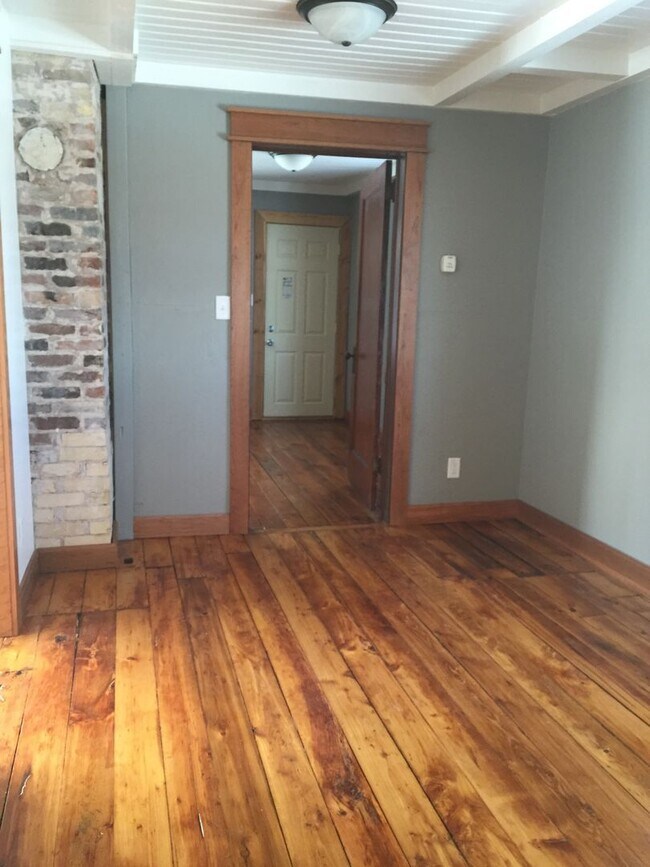 Building Photo - 920.5 E. 5th Street- Charming Cottage