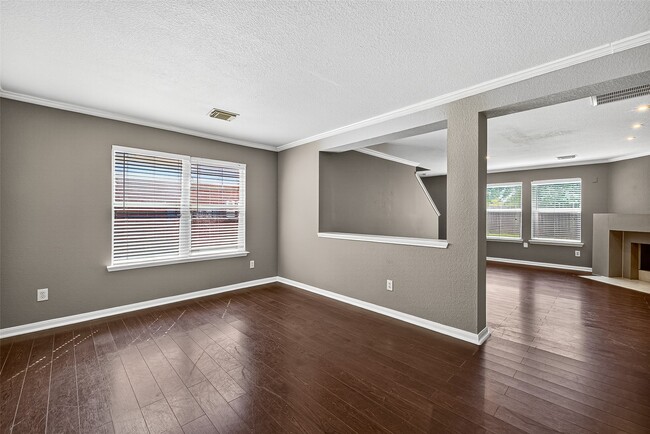 Building Photo - 5615 W Harrow Dr