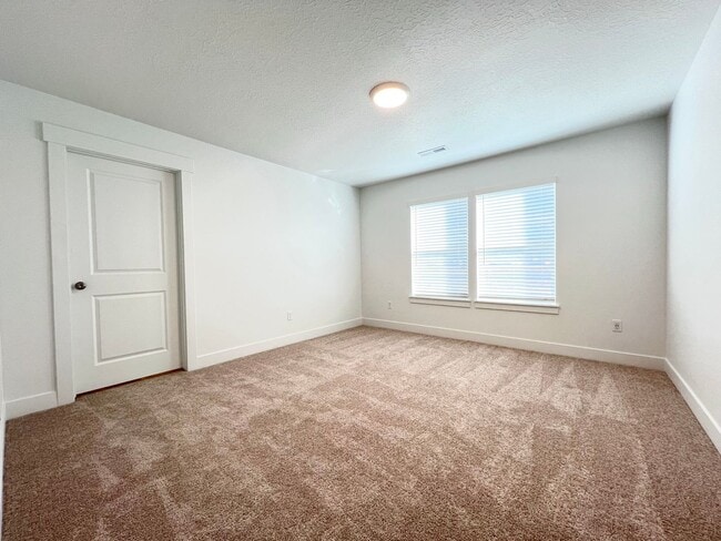 Building Photo - 3 Bed/2.5 Bath Townhome in Salem!