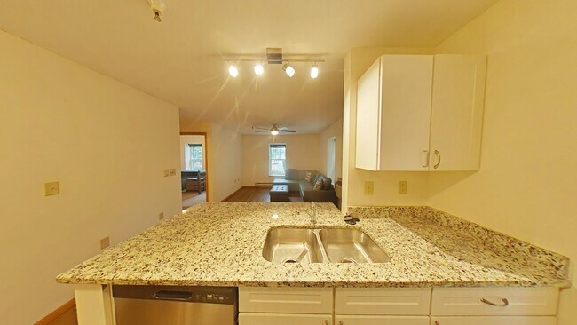 Building Photo - 4 Bedroom, 2 Bathroom