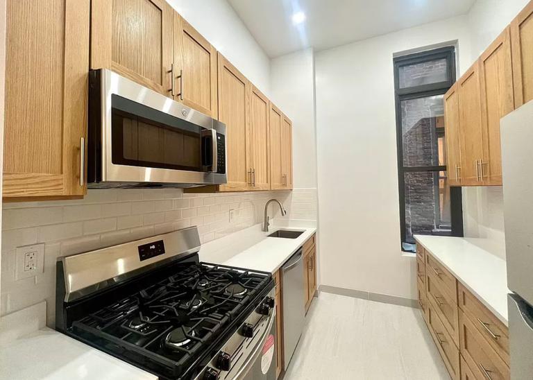Building Photo - 130 E 29th St