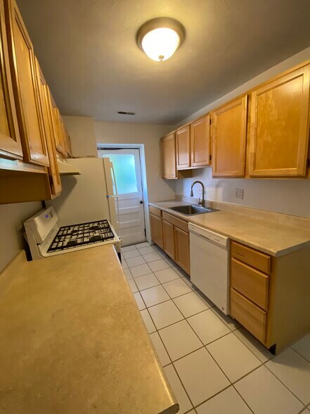 Building Photo - 5819 Bartlett St