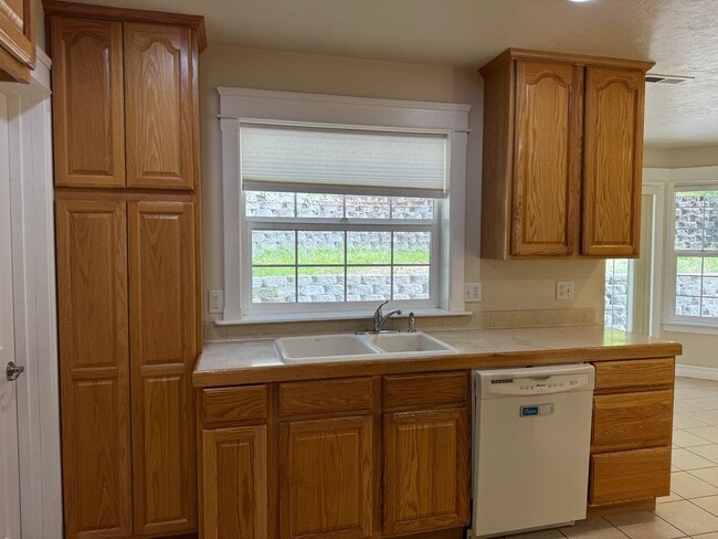 Building Photo - Beautiful large house in the South Hills!  $1,000 OFF YOUR FIRST MONTH'S RENT!