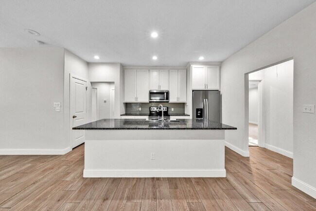 Building Photo - "Charming 3-Bed, 2-Bath Denison Home with Elegant Granite Countertops!"